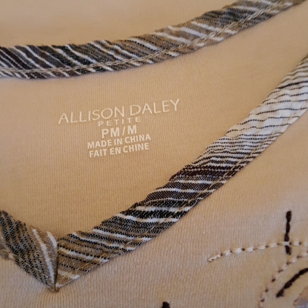 Allison Daley beige with flower top - Picture 5 of 8
